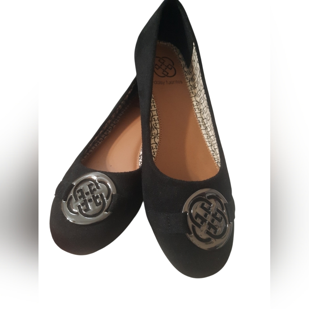 Daisy Fuentes NIB Black Ruby Flats with Silver Embellishment Size 7